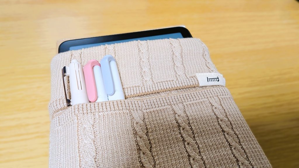手帳のはらまきに包まれる、ノートとKindle Colorsoft